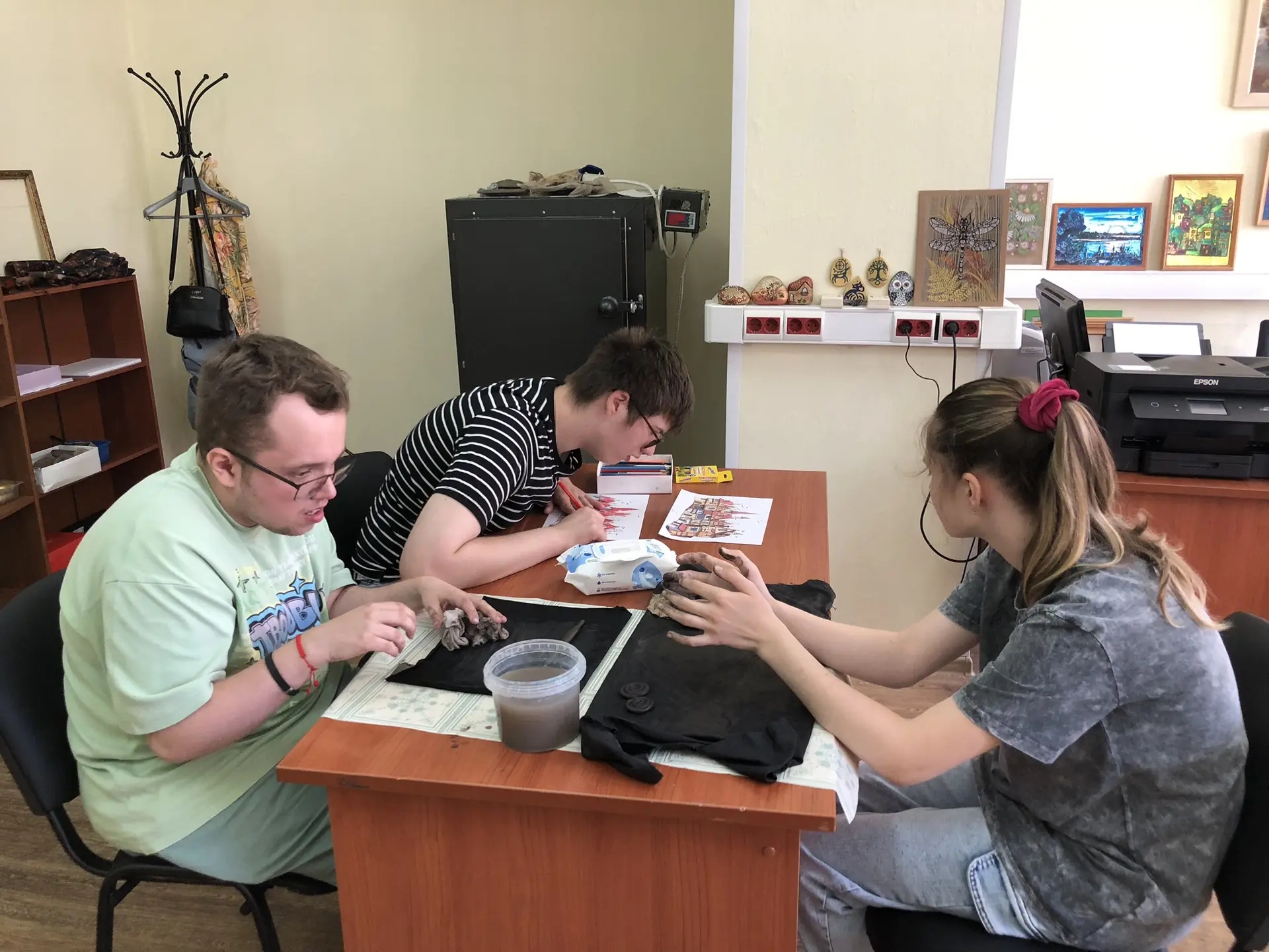 Глинотерапия в действии: в отделении социальной реабилитации прошло занятие по лепке из глины