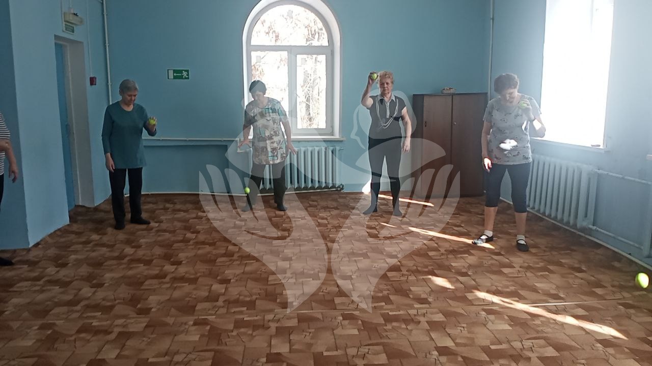 Физкультурно-оздоровительная гимнастика, занятие с теннисным мячом.
