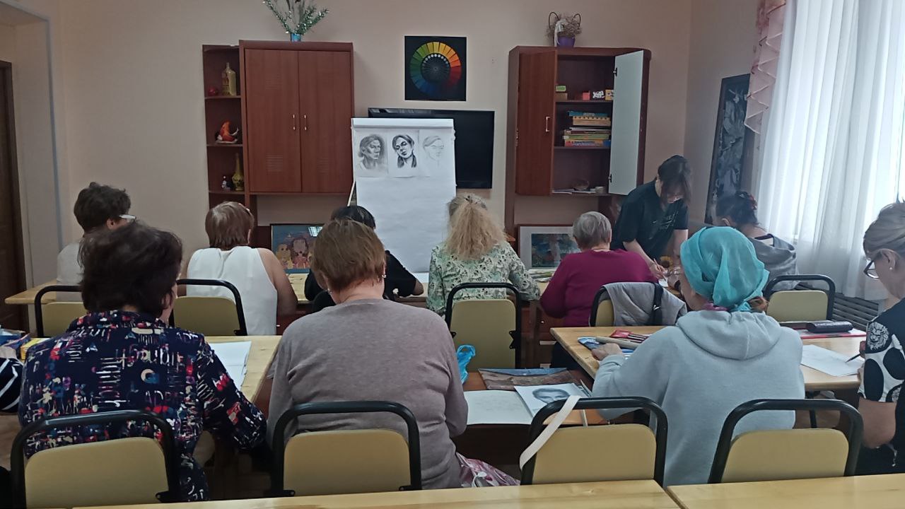 Занятие в студии рисования. Зарисовки/наброски лиц.