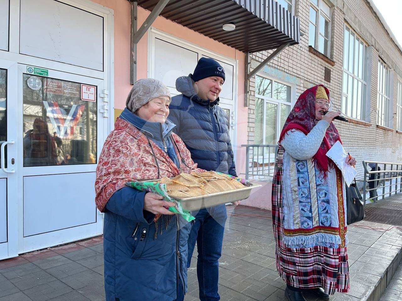 Масленица гуляй, всех блинами угощай!