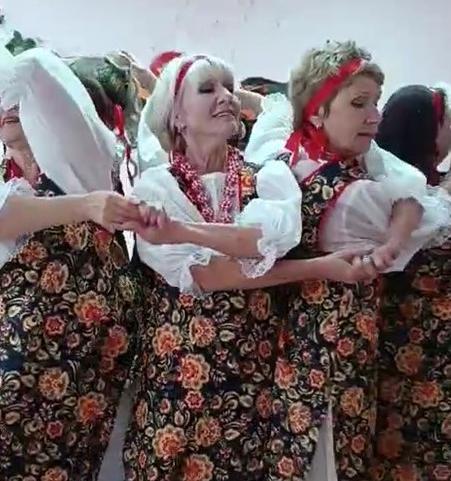 Поздравление с Днем социального работника участниками досугового объединения